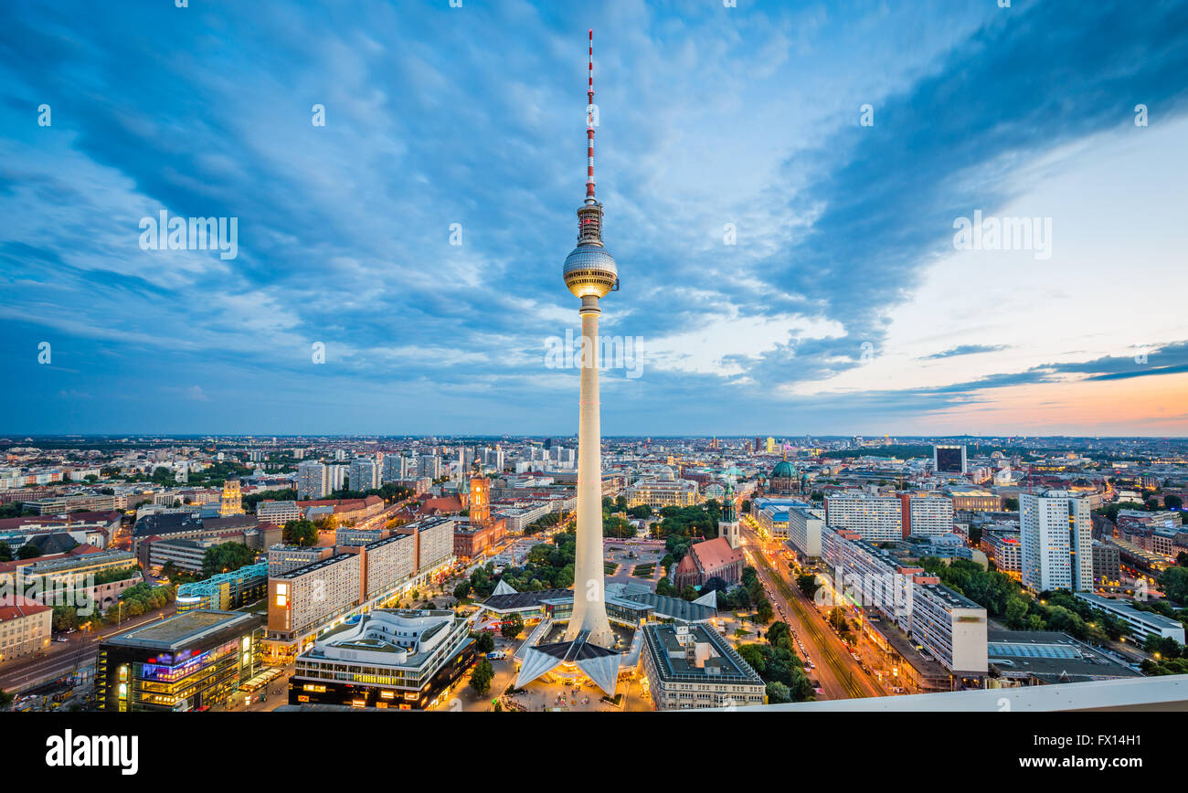 Horizonte de Berlín con la famosa torre de TV en Alexanderplatz en crepúsculo al atardecer, Alemania Foto de stock