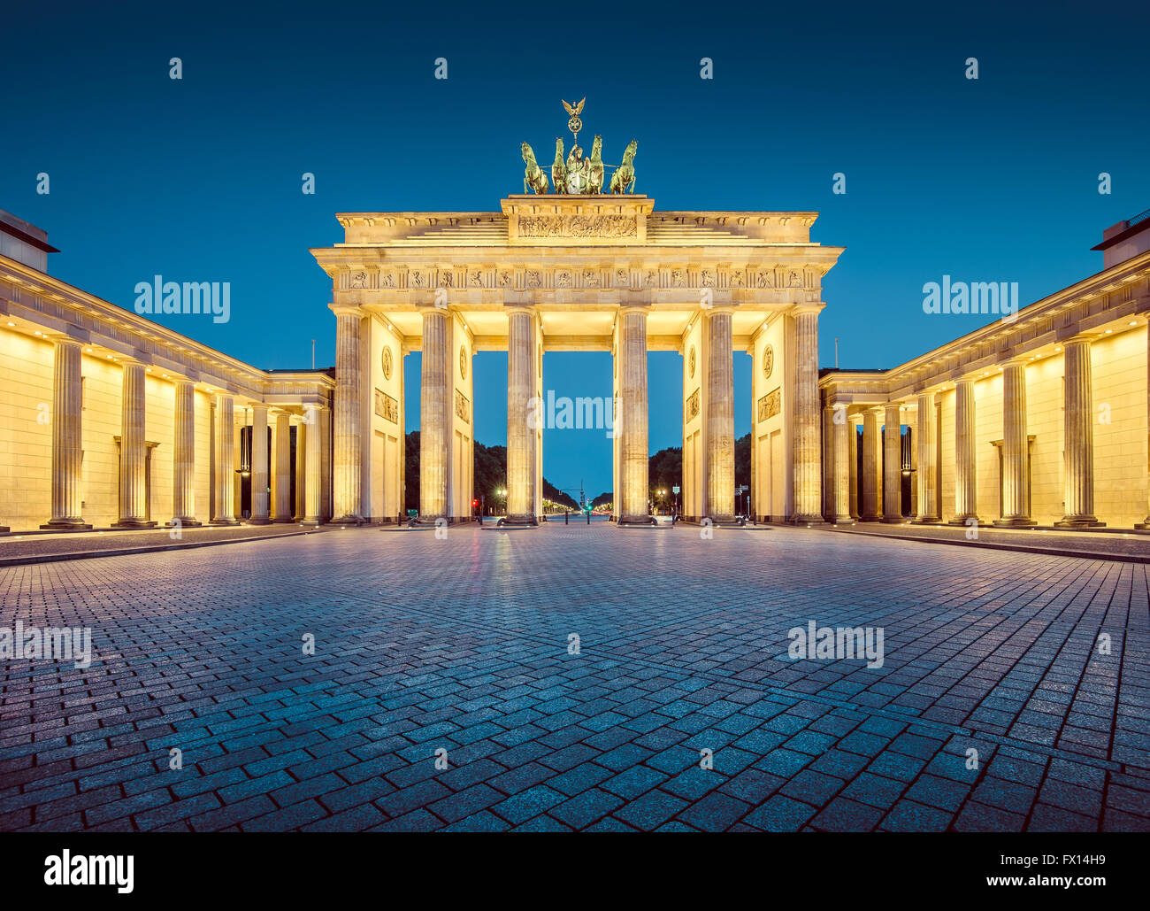 Vista clásica de la famosa Puerta de Brandenburgo en penumbra, el centro de Berlín, Alemania Foto de stock