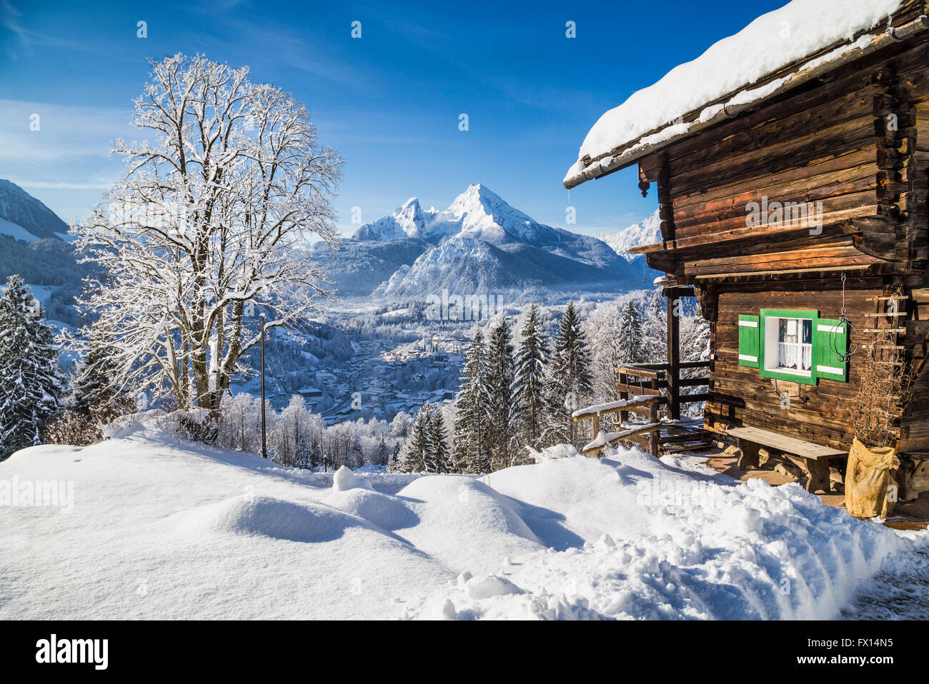 El país de las maravillas de invierno en los Alpes con chalet tradicional de montaña Foto de stock