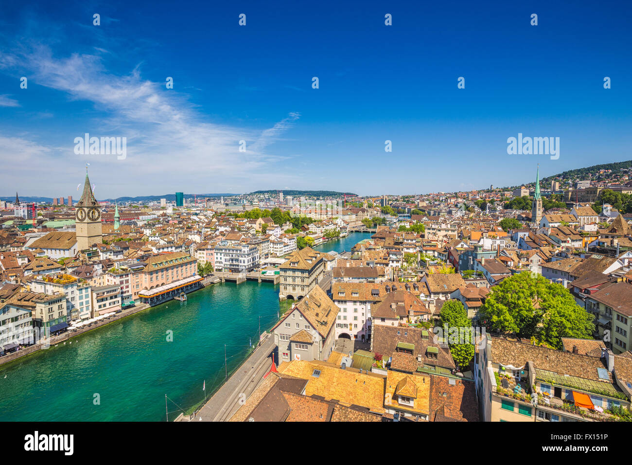 Vista aérea de la ciudad histórica de Zürich con el río Limmat en verano, Suiza Foto de stock