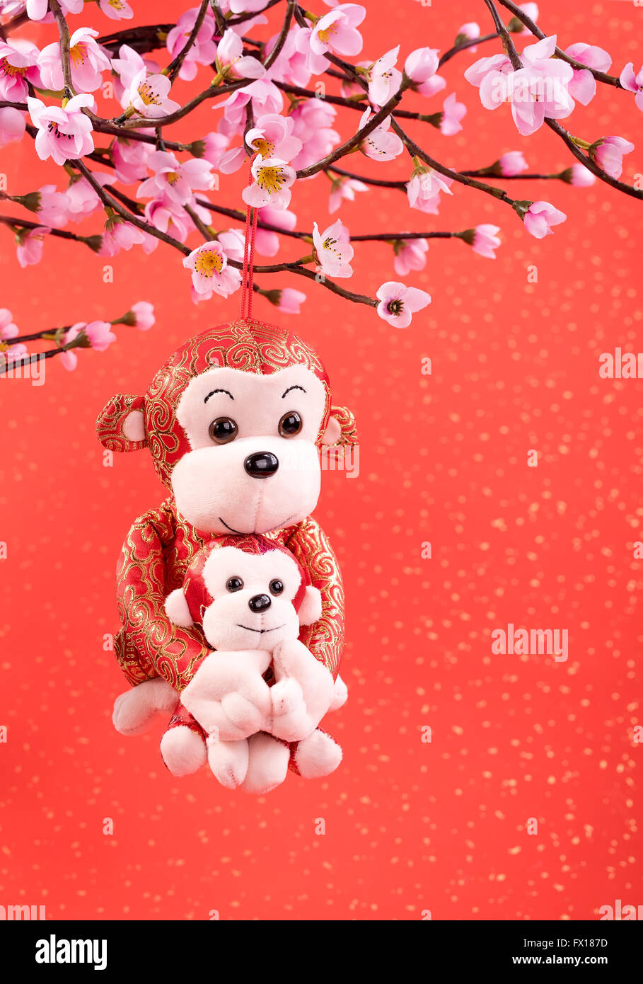 Año nuevo lunar chino juguete adornos de mono en fondo festivo Foto de stock