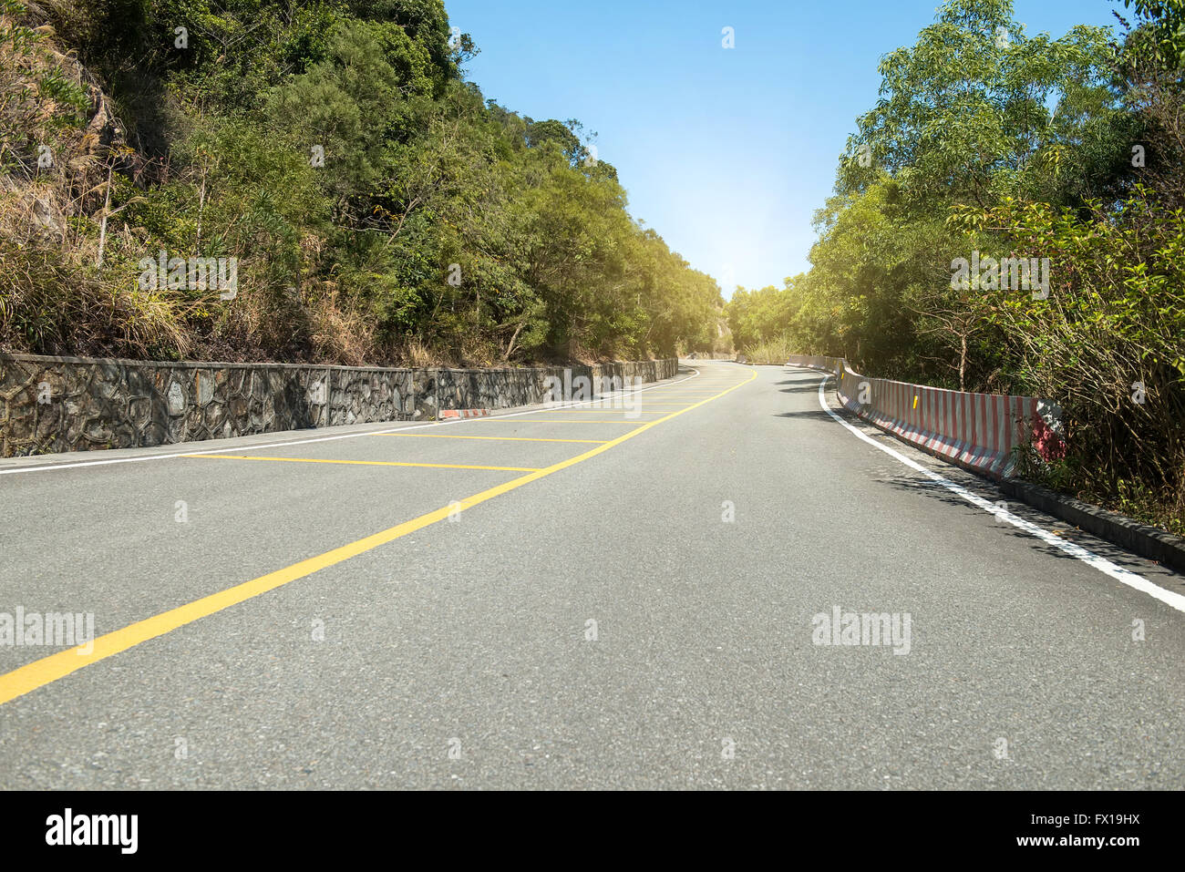 Carretera vacía con ligera Foto de stock