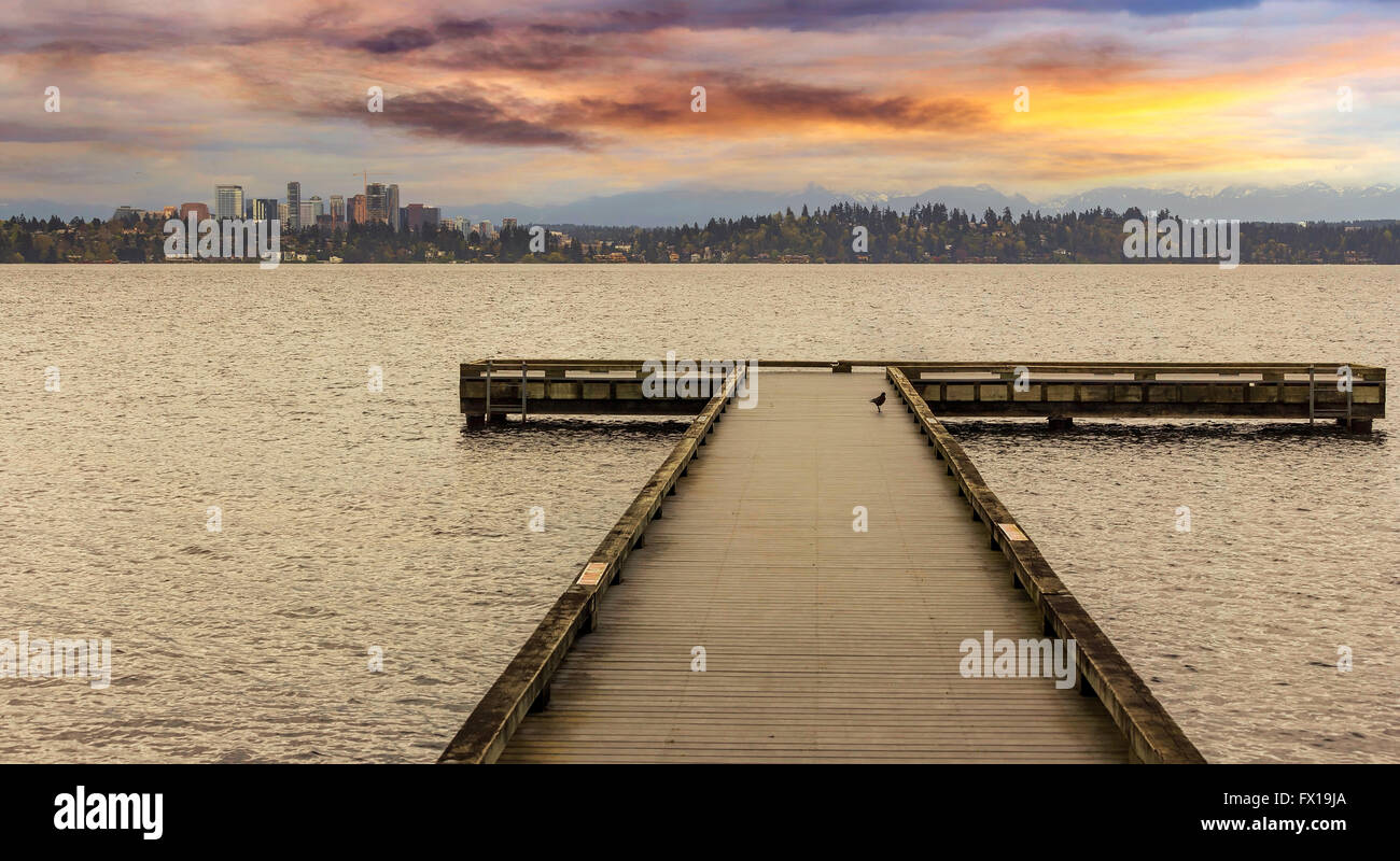 El Dock en Madrona playa en el Lago Washington en Seattle durante la puesta de sol. Foto de stock