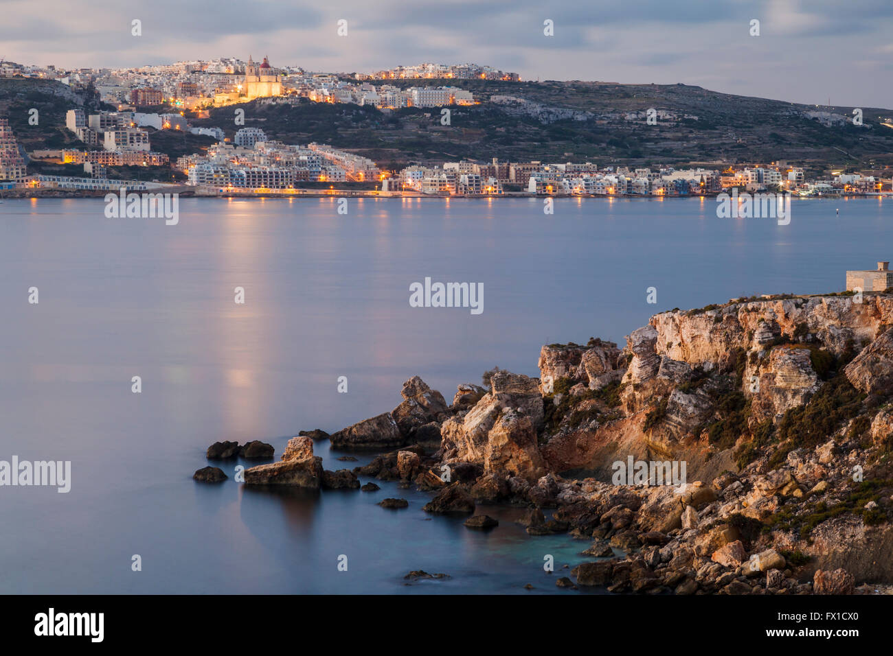 Amanecer en la bahía de Mellieha, la costa de Malta. Foto de stock