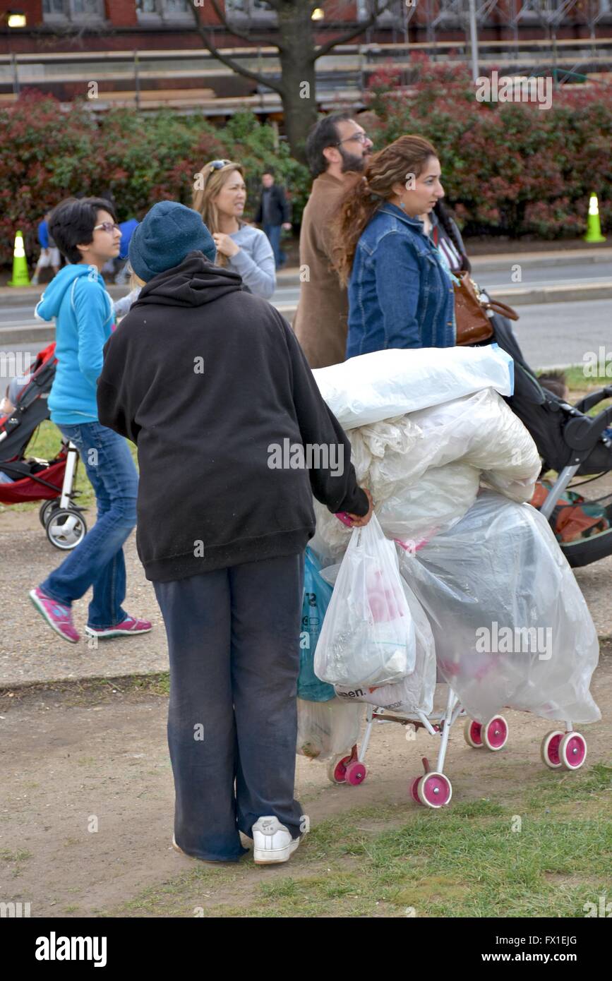 Una dama sin hogar con una canasta de sus pertenencias Foto de stock