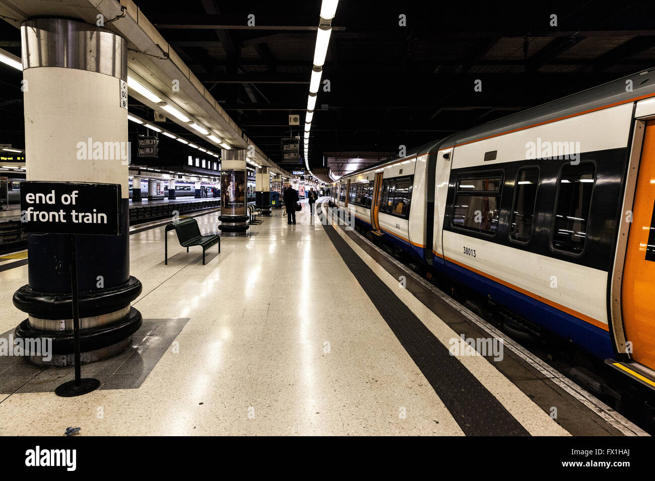 La plataforma de la estación de tren London Euston, Euston Road, Londres, Inglaterra, Reino Unido. Foto de stock
