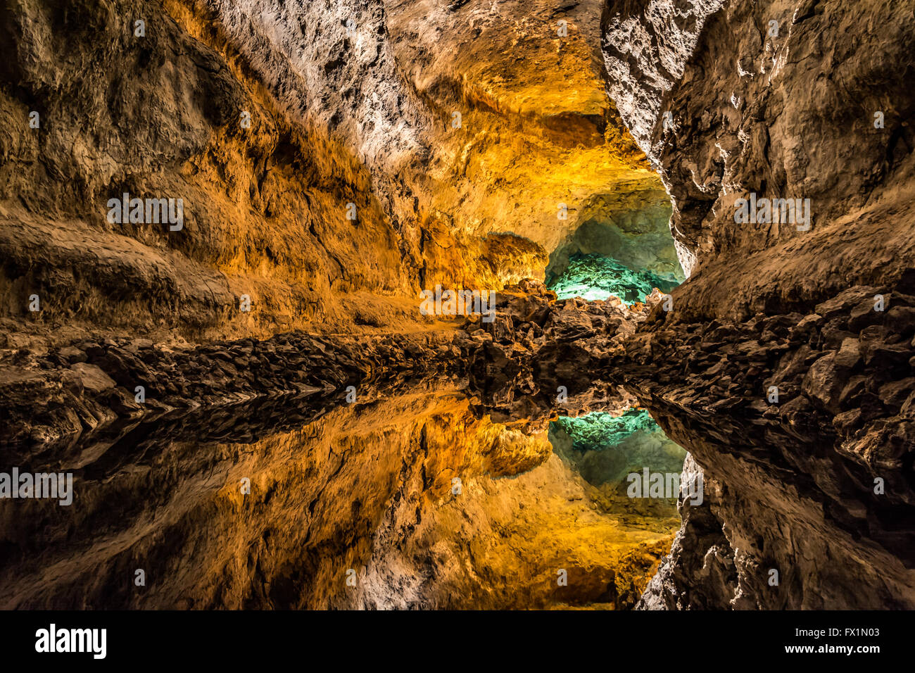 Ilusión óptica - agua reflejo en la Cueva de los Verdes, un impresionante tubo de lava y atracción turística en la isla de Lanzarote Foto de stock