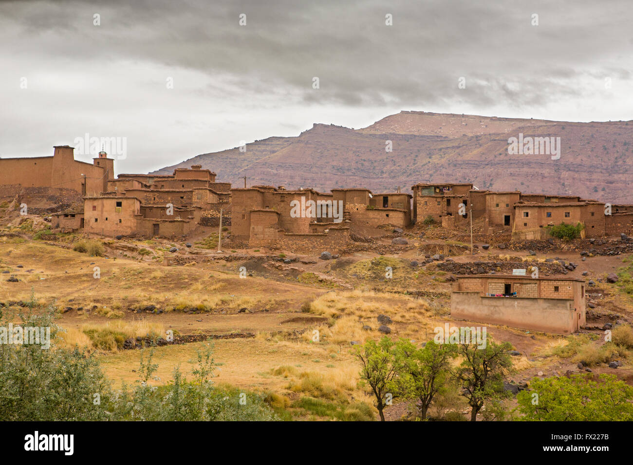 Pueblo bereber marroquí en las montañas con terraza de la cultura. Setti Fadma Atlas. Valle de Ourika, Marruecos Foto de stock
