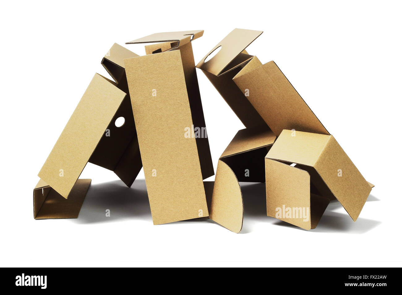 Paquete de cartón reciclado sobre fondo blanco Fotografía de stock - Alamy