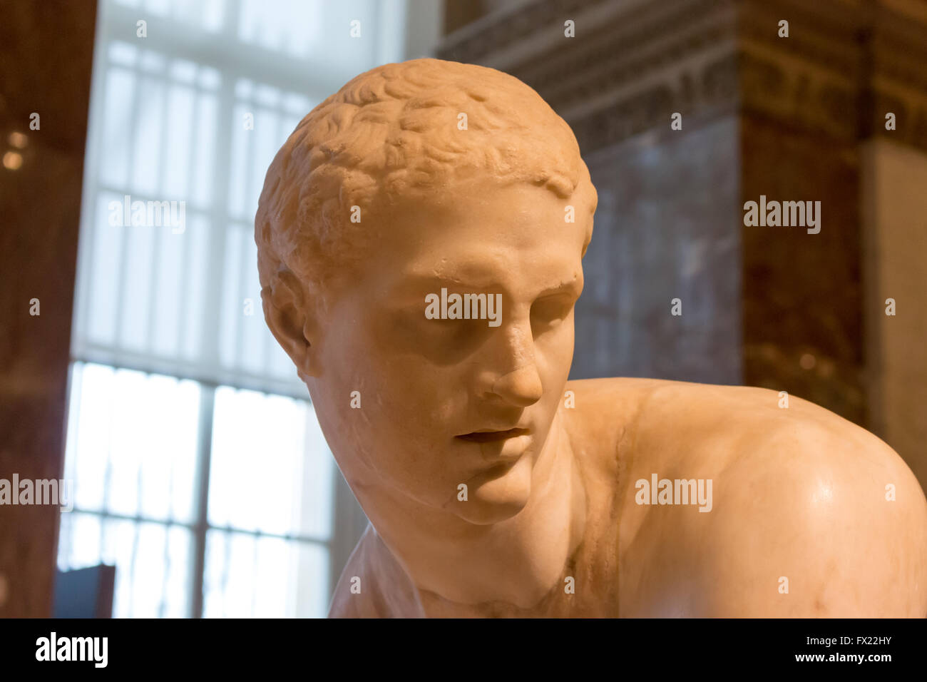 Copia Romana Imperial de Hermes la fijación de sus sandalias. Escultura  situada en el Musee du Louvre, Paris, Francia. Cabeza cerca Fotografía de  stock - Alamy