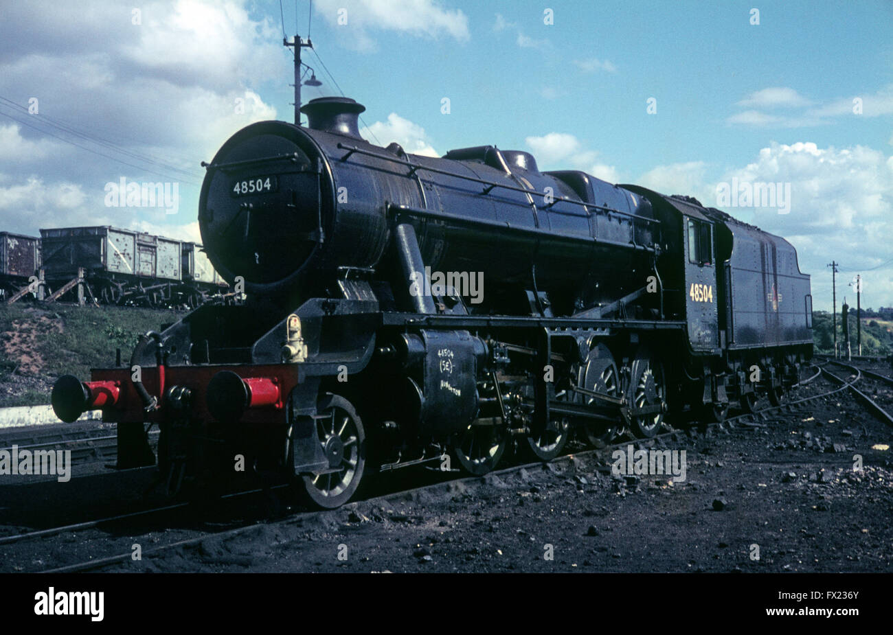 Locomotora de vapor 48504 a Oxley en Wolverhampton 1960 Foto de stock