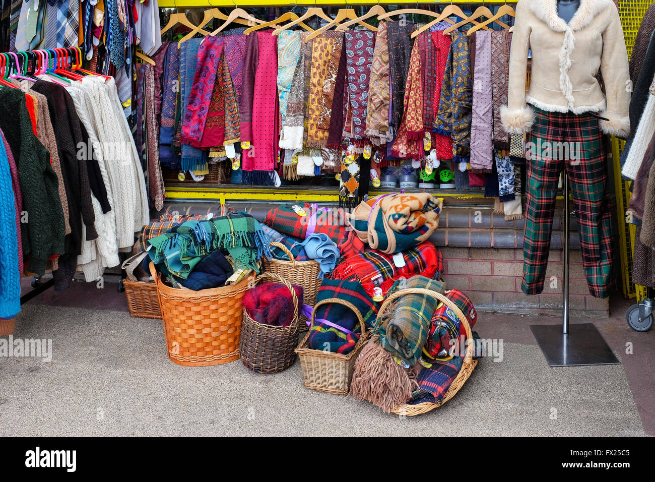 De segunda mano y ropa usada a la venta en una tienda, Glasgow, Escocia,  Reino Unido Fotografía de stock - Alamy