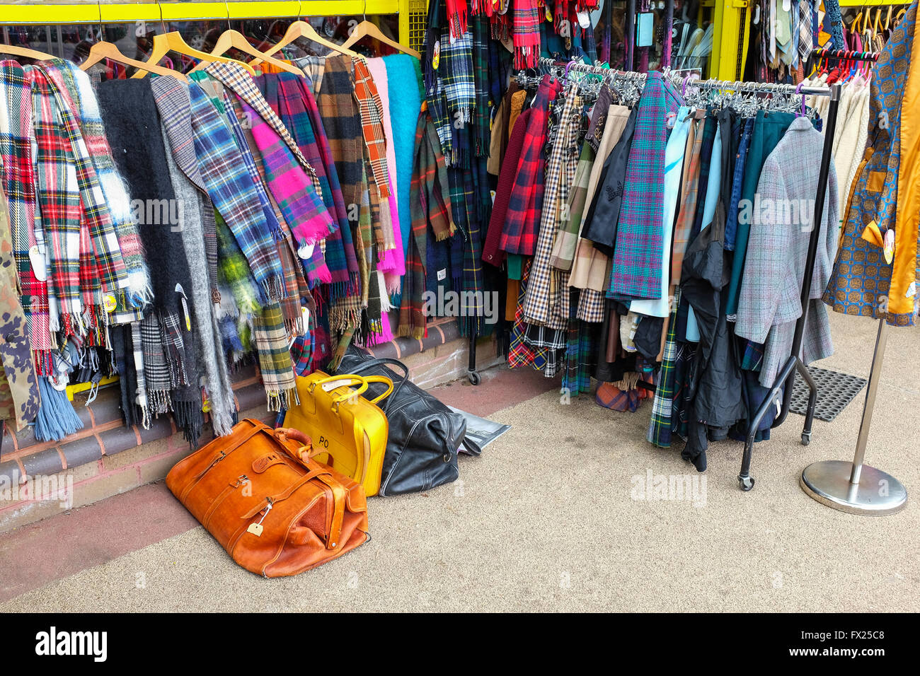 De segunda mano y ropa usada a la venta en una tienda, Glasgow, Escocia,  Reino Unido Fotografía de stock - Alamy