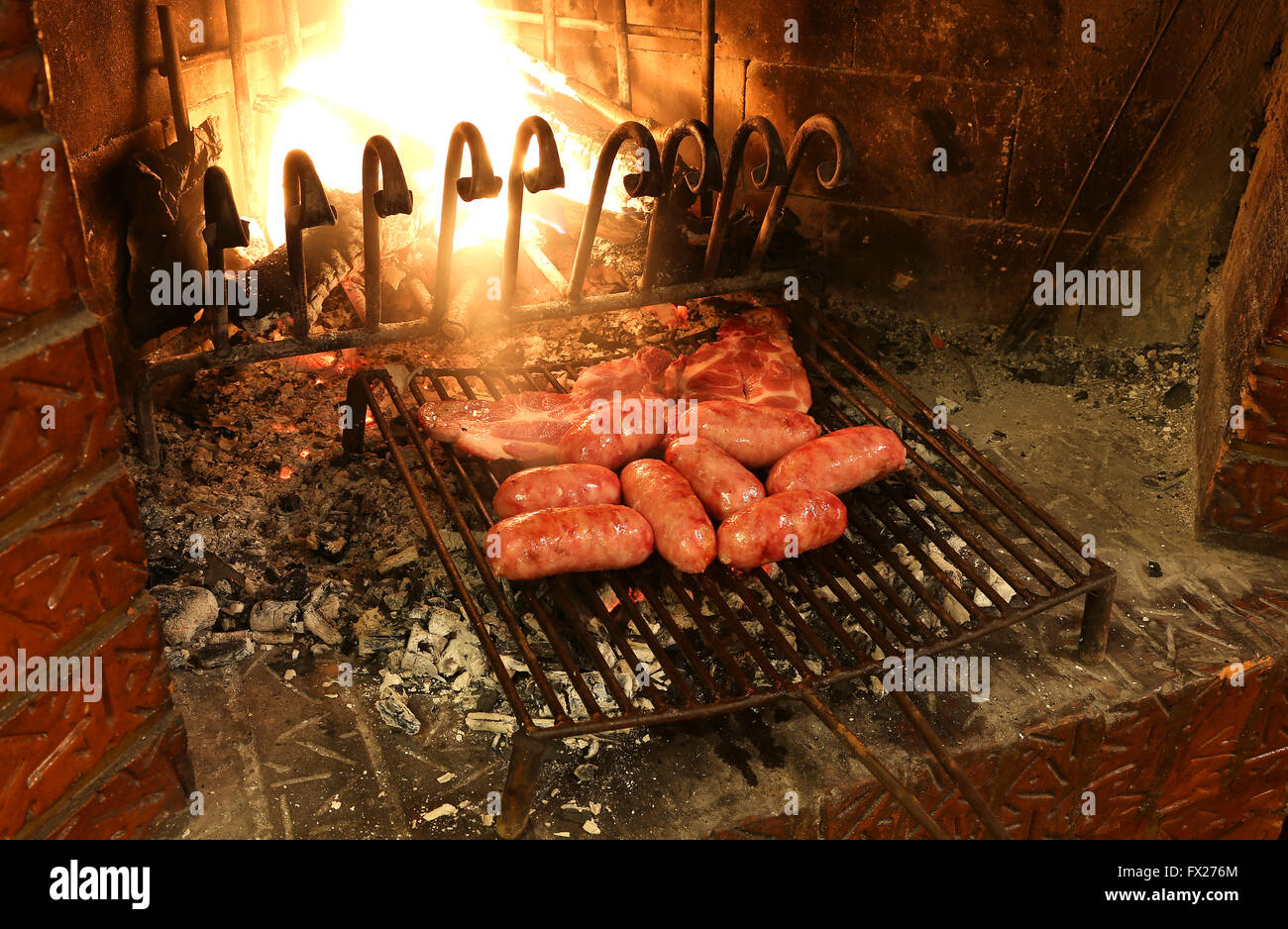 Salchichas de cerdo y carne son cocinados en la parrilla de la chimenea  Fotografía de stock - Alamy