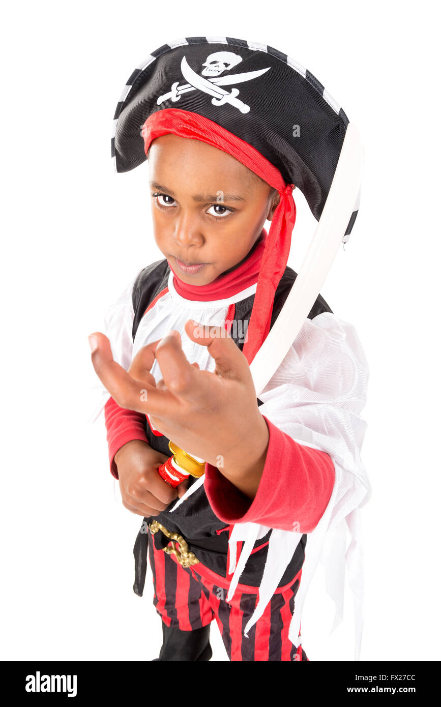 Niño caucásico feliz, vestido como un pirata jugando con monedas y confeti  sobre fondo blanco. Niño pequeño y concepto de vestuario Fotografía de  stock - Alamy