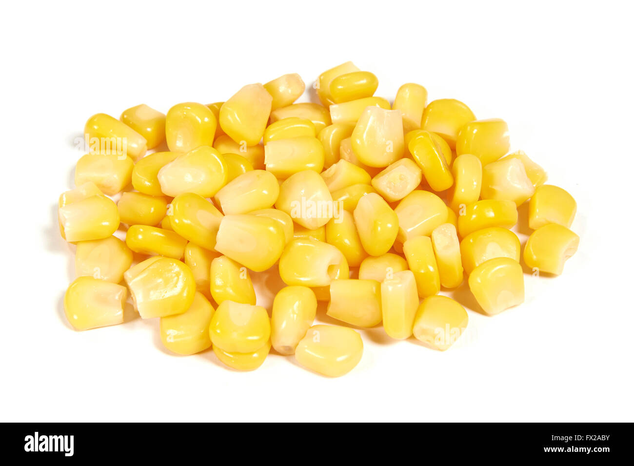 Cortar el maíz dulce aislado sobre un fondo blanco Foto de stock