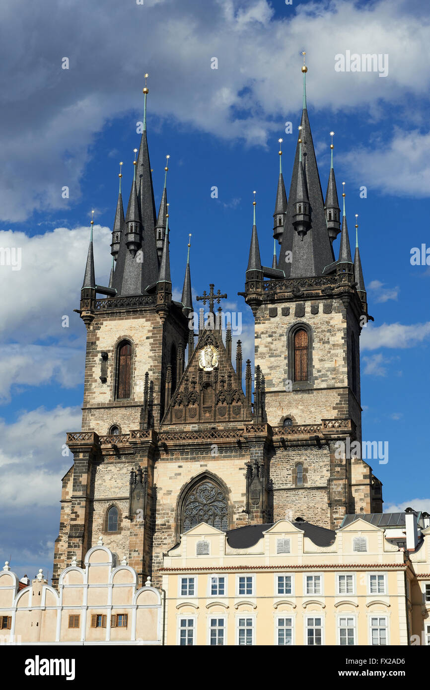 Iglesia de la Madre de Dios antes de Tyn en Praga con cielos azules en el fondo Foto de stock