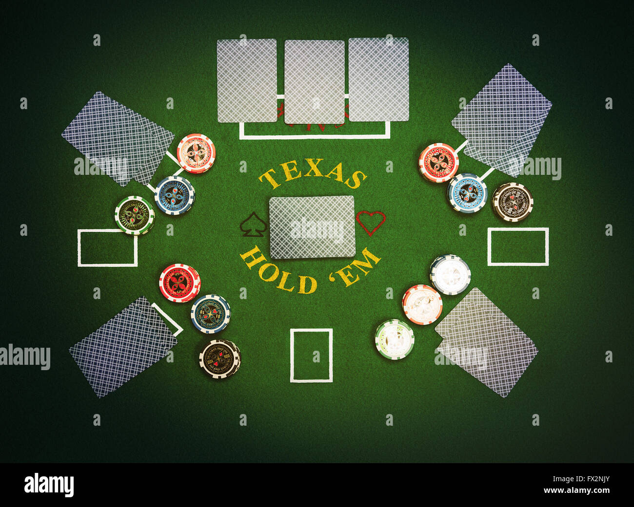 Las cartas de póquer y chips recostado sobre el verde paño de poker Foto de stock