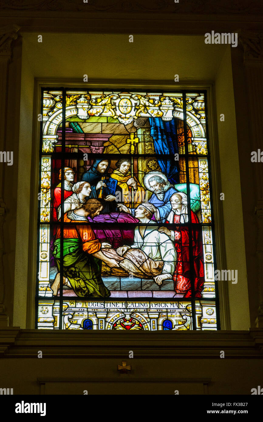 San Agustín, Florida. Catedral Basílica de San Agustín. Vitral que muestra a San Agustín la curación de un hombre enfermo. Foto de stock