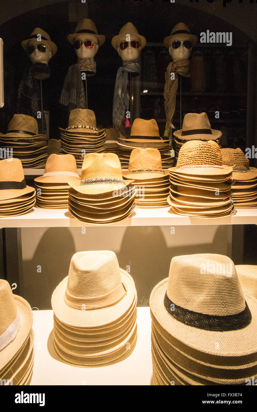 Sombreros en la tienda escaparate Ale Hop tienda de enfrente del Music Hall  de Cataluña,Palau de la música,Barcelona,Cataluña,España Fotografía de  stock - Alamy