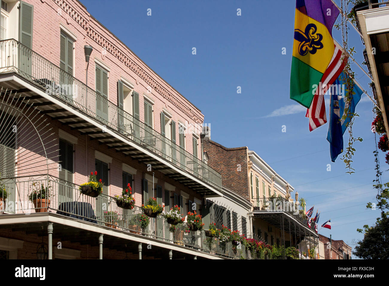 Balcones del Barrio Francés y banderas, Nueva Orleans, EE.UU Fotografía de  stock - Alamy