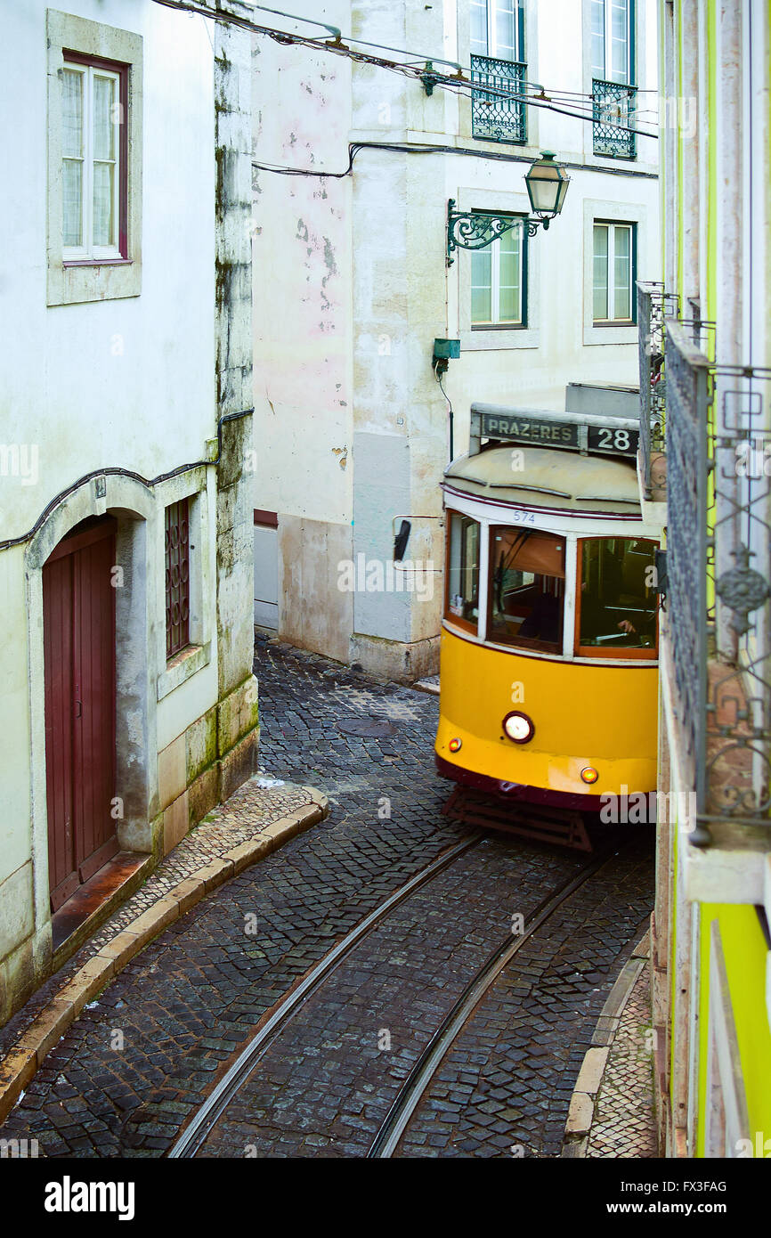 El tranvía 28 en la calle en Lisboa, Portugal. Foto de stock