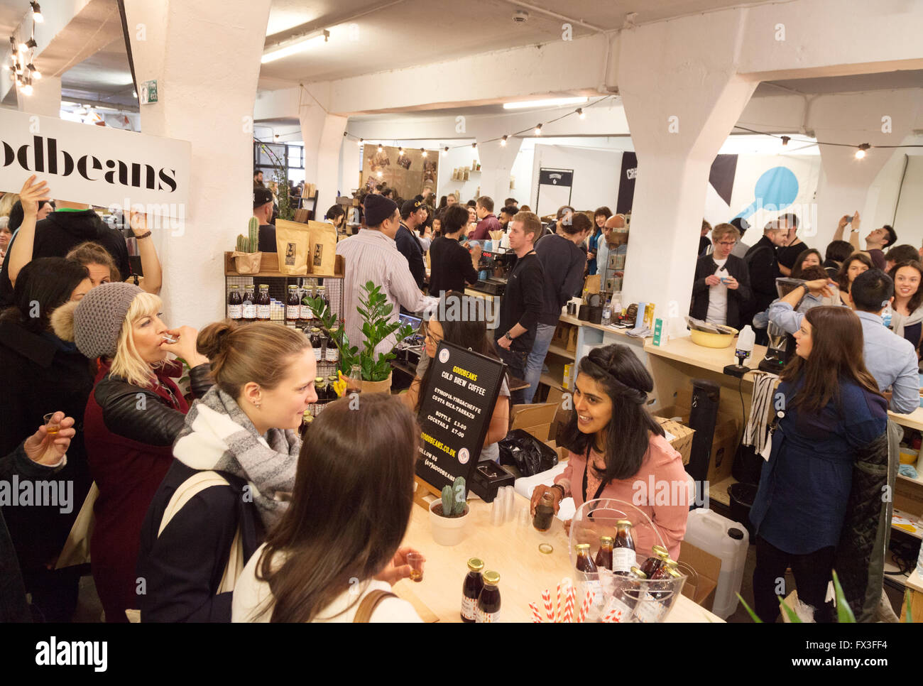 Personas en el Festival de Café de Londres, el Old Truman Brewery, Brick Lane, Spitalfields, East End de Londres, Reino Unido Foto de stock