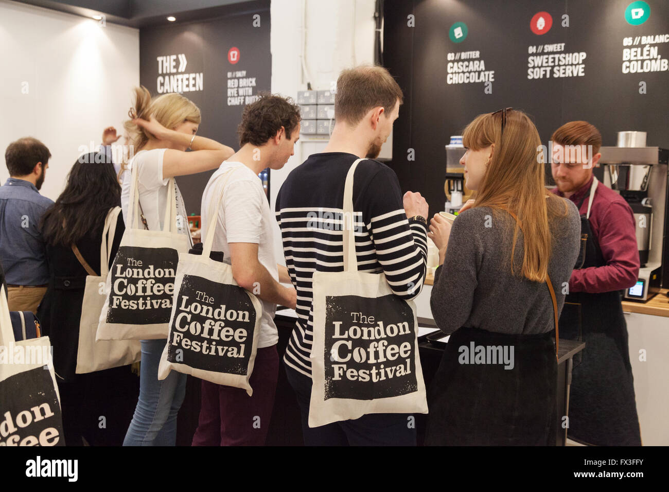 Los bebedores de café en el London Festival de Café, Brick Lane, East London UK Foto de stock