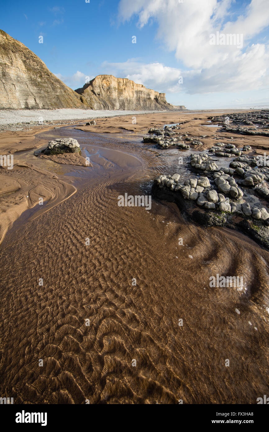 Riachuelo de desagüe de agua de la playa durante la marea baja en la costa cerca de Glamorgan nash Point South Wales UK Foto de stock