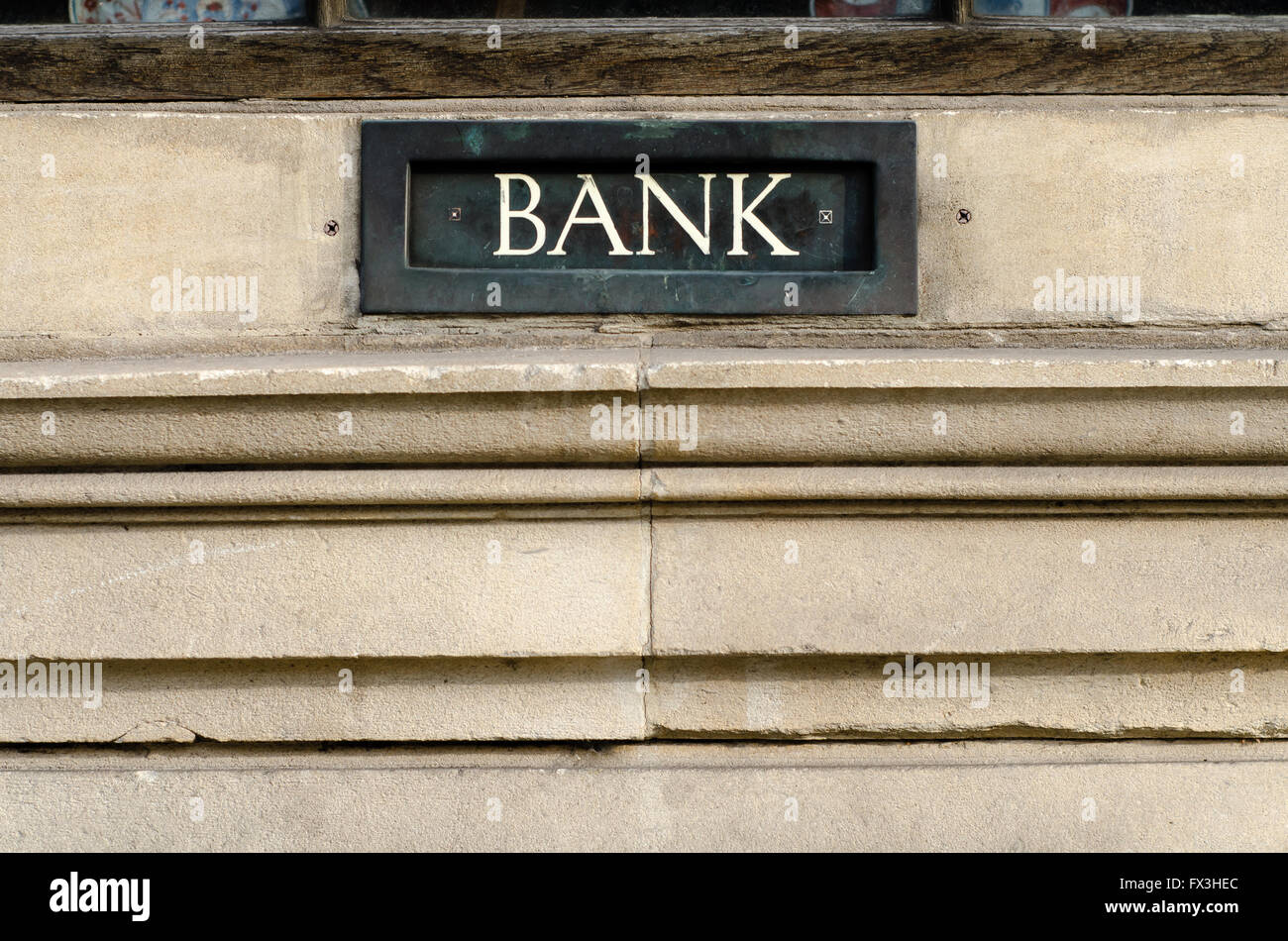 Banco registrarse pintados en el buzón. Palabra Banco blanco pintado sobre  metal letterbox o caja fuerte en un muro de piedra en Bath, Somerset, Reino  Unido Fotografía de stock - Alamy