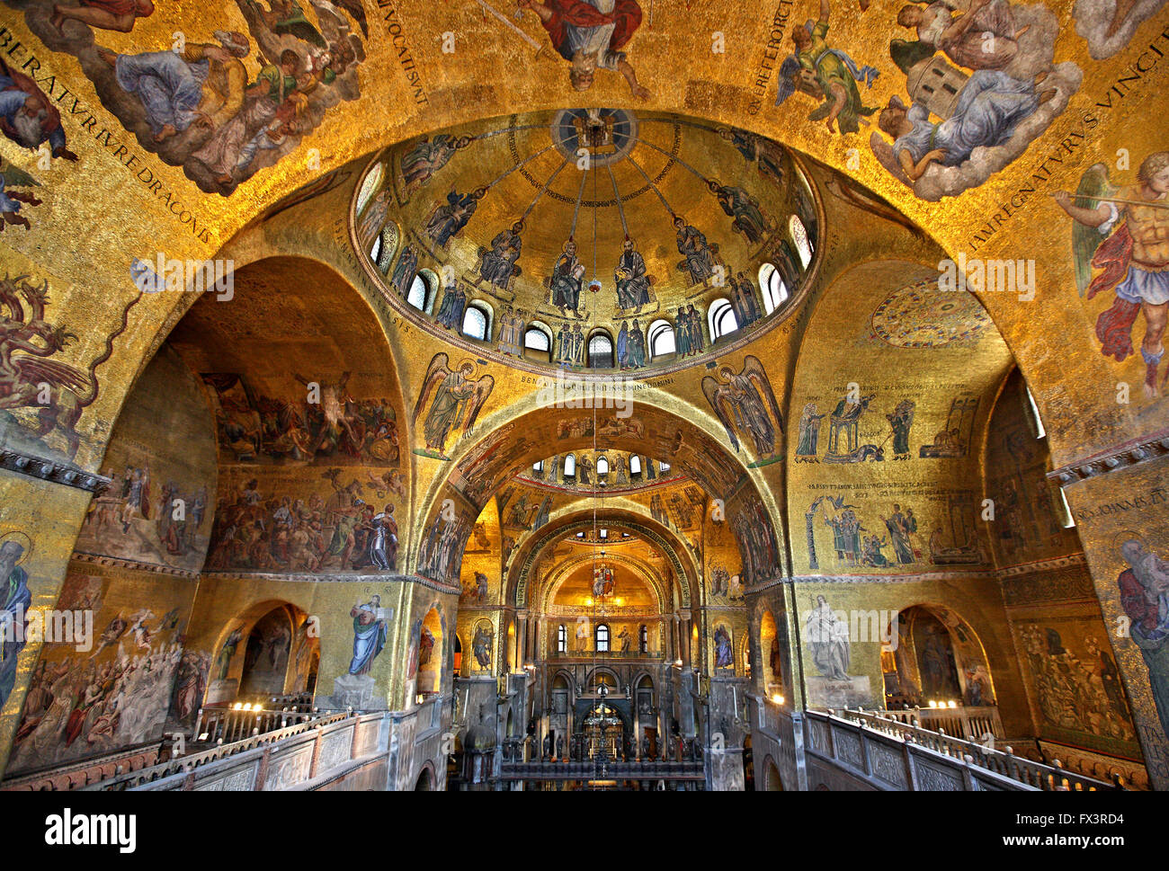 Impresionantes mosaicos en el interior de la basílica de San Marcos (San Marcos), Venecia, Véneto, Italia Foto de stock