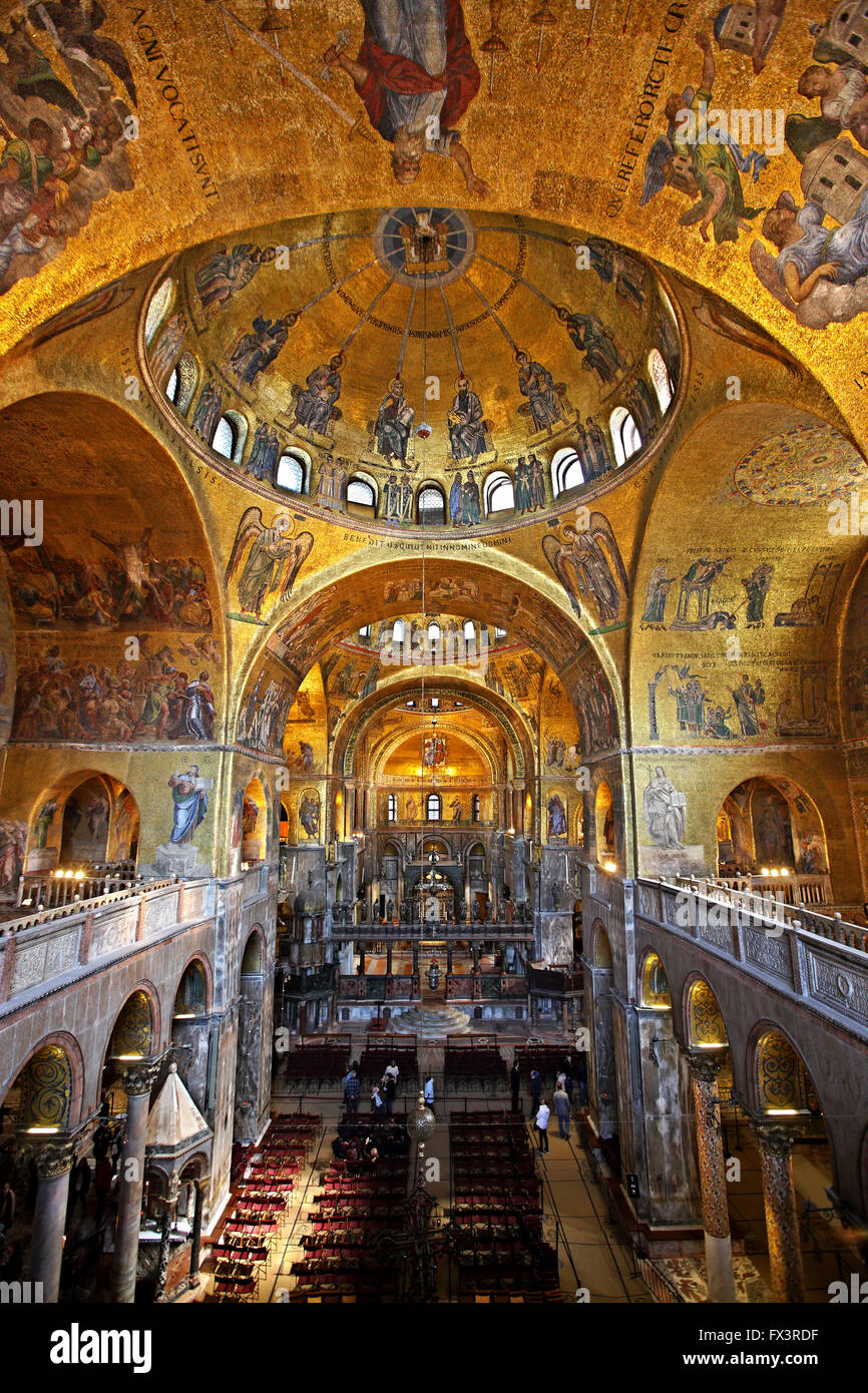 Impresionantes mosaicos en el interior de la basílica de San Marcos (San Marcos), Venecia, Véneto, Italia Foto de stock