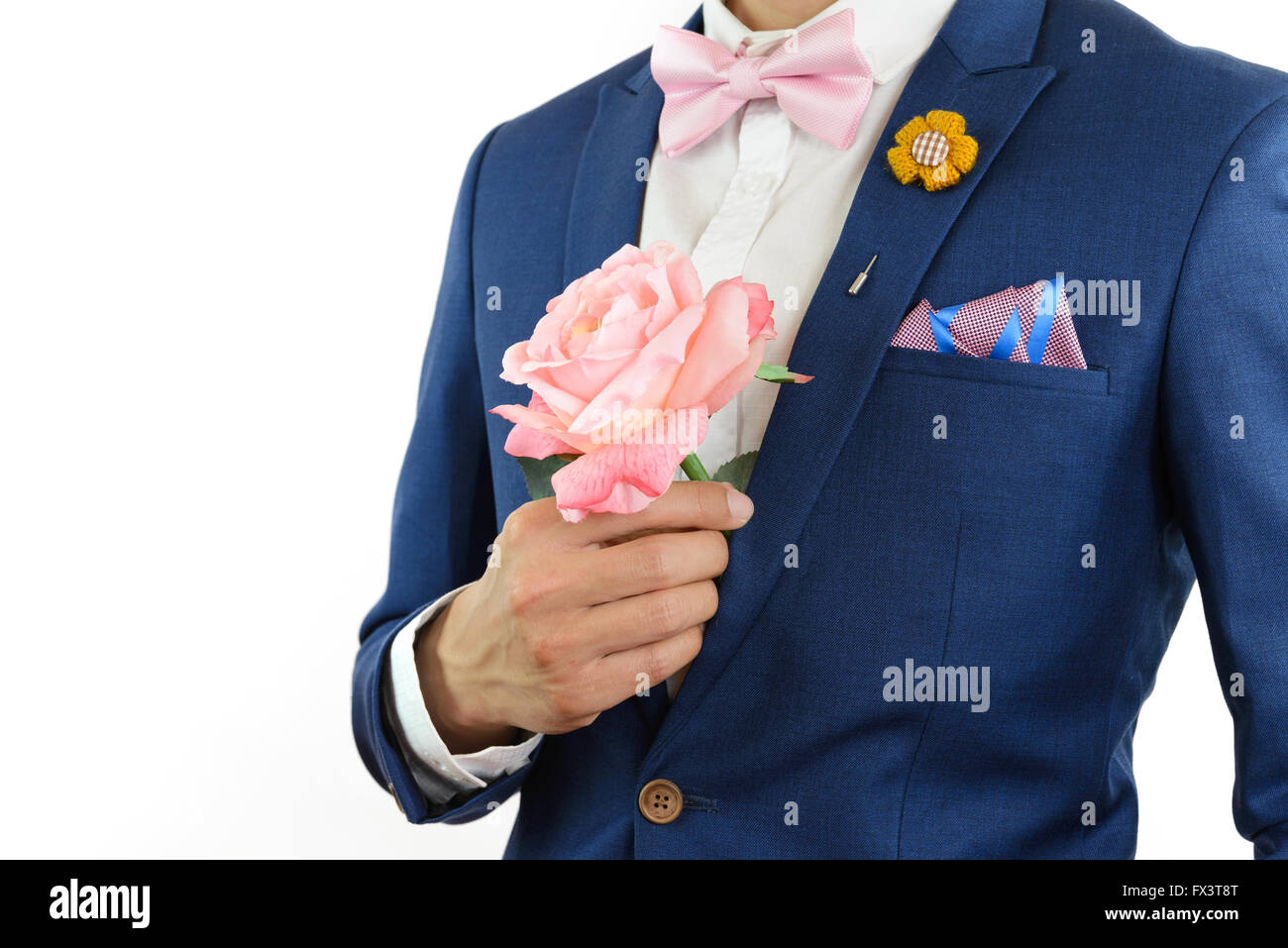 Hombre de traje azul y rosa con pajarita, Broche de flor y rosa azul strip  pocket Square, cerca, llevan flores Fotografía de stock - Alamy