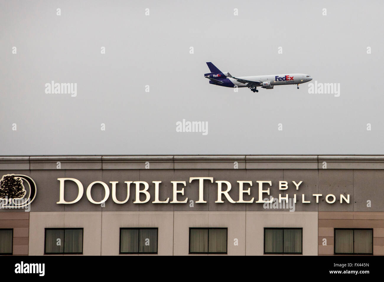 En Rosemont, Illinois - un chorro de FedEx por encima de un Hotel DoubleTree, en la aproximación final al aeropuerto de O'Hare. Foto de stock