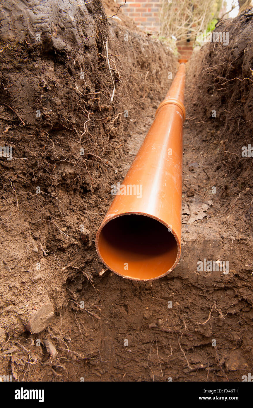 Tubo de 6m del suelo ejecutar para cumplir con los reglamentos de  construcción y soakaway en la zanja de drenaje a través del suelo calizo y  arcilla Fotografía de stock - Alamy