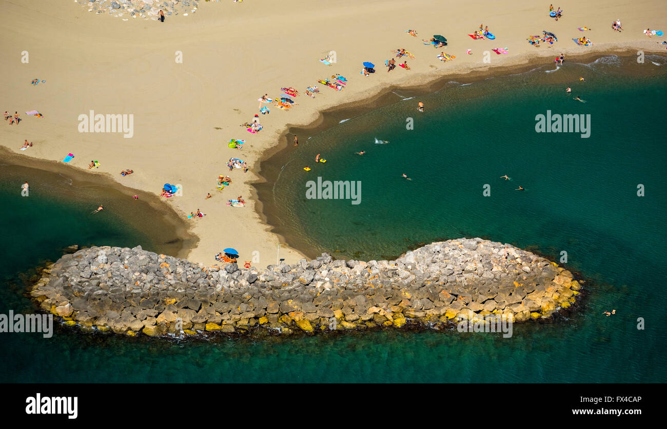Vista aérea de la playa, fortificaciones y vida de playa de Canet-en-Roussillon, costa Mediterránea, Sur de Francia. Foto de stock