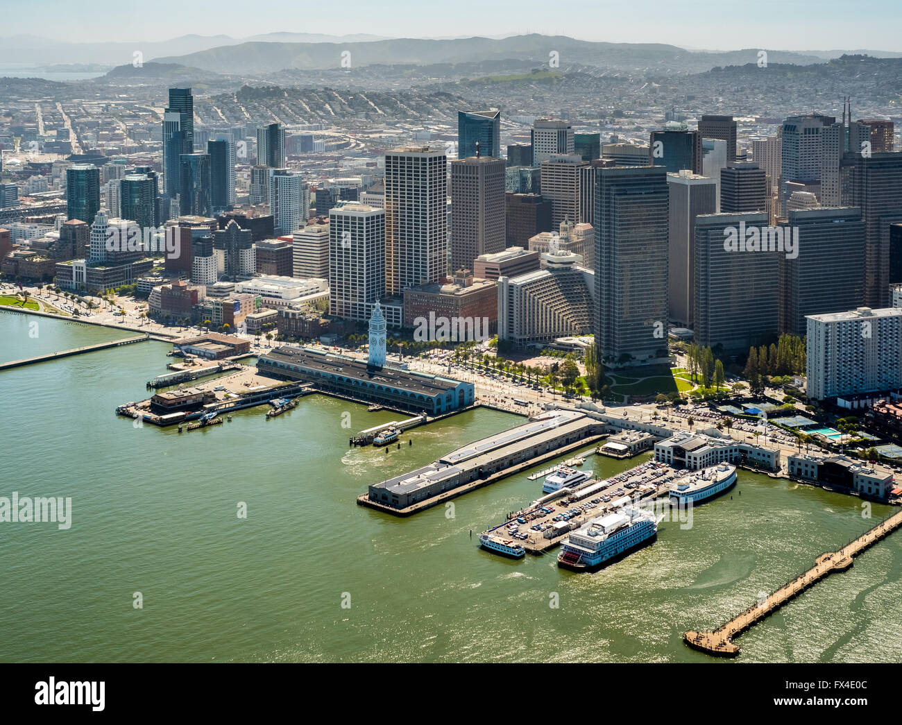 Vista aérea, con vista al centro de la ciudad de San Francisco en los muelles del agua, San Francisco, San Francisco Bay Area,Estados Unidos Foto de stock