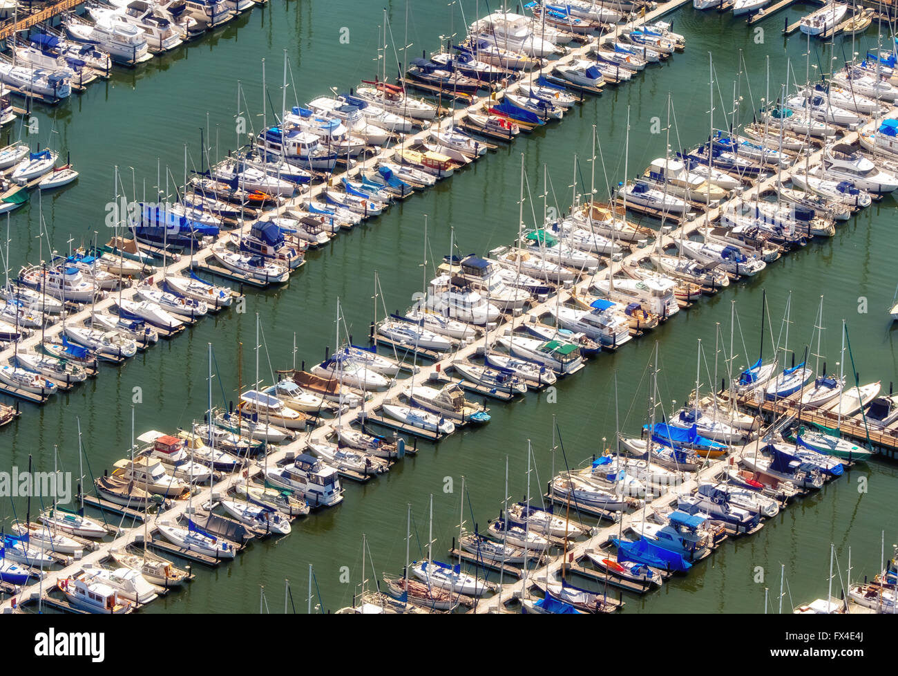 Vista aérea, Marina Sausalito, veleros en el muelle, el área de la Bahía de San Francisco, Estados Unidos de América, California, EE.UU. US,antena Foto de stock