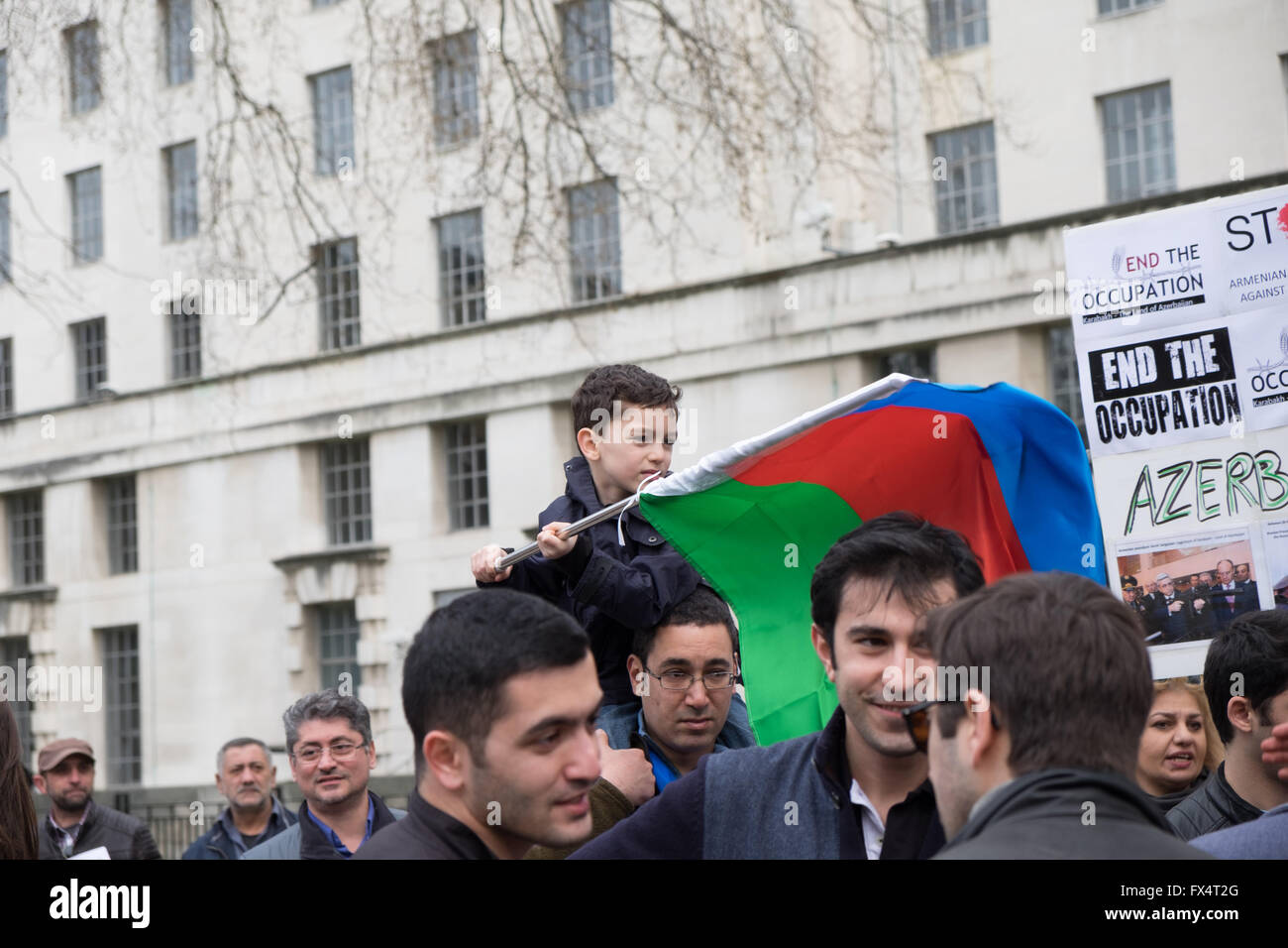 Londres, Reino Unido. El 10 de abril, 2016. La población azerí que vive en el Reino Unido la etapa una reunión de protesta organizada por la Sociedad Europea de Azerbaiyán contra la agresión de Armenia a partir de Trafalgar Square y finalizando en el número 10 de Downing Street. Foto de stock