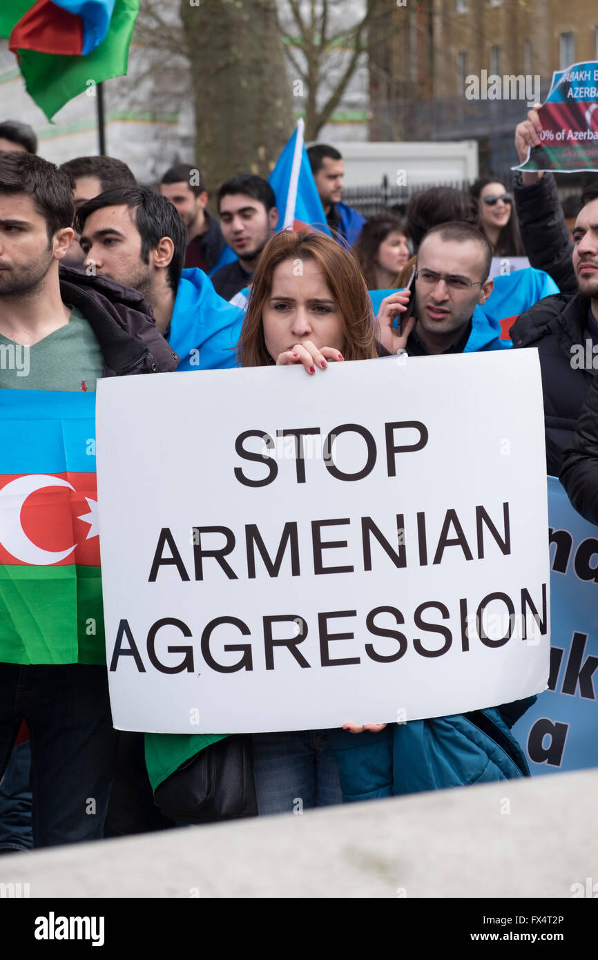 Londres, Reino Unido. El 10 de abril, 2016. La población azerí que vive en el Reino Unido la etapa una reunión de protesta organizada por la Sociedad Europea de Azerbaiyán contra la agresión de Armenia a partir de Trafalgar Square y finalizando en el número 10 de Downing Street. Crédito: lovethephoto/Alamy Live News Foto de stock