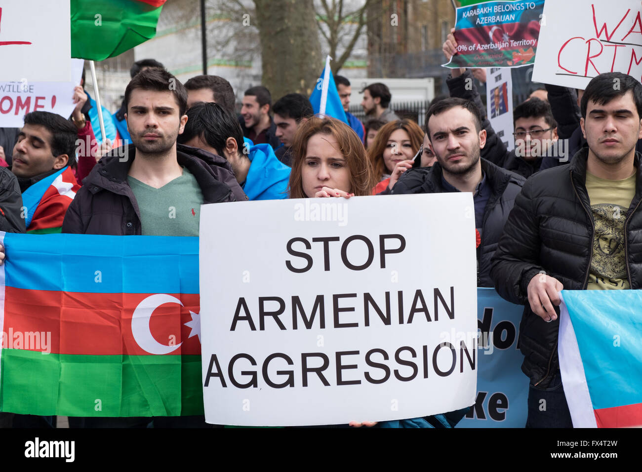 Londres, Reino Unido. El 10 de abril, 2016. La población azerí que vive en el Reino Unido la etapa una reunión de protesta organizada por la Sociedad Europea de Azerbaiyán contra la agresión de Armenia a partir de Trafalgar Square y finalizando en el número 10 de Downing Street. Crédito: lovethephoto/Alamy Live News Foto de stock