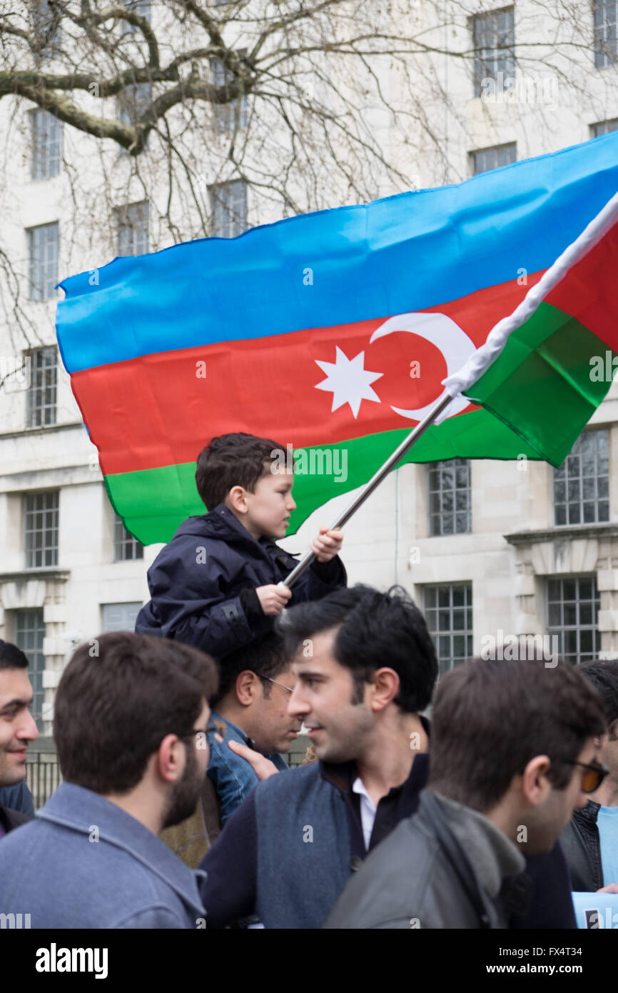 Londres, Reino Unido. El 10 de abril, 2016. La población azerí que vive en el Reino Unido la etapa una reunión de protesta organizada por la Sociedad Europea de Azerbaiyán contra la agresión de Armenia a partir de Trafalgar Square y finalizando en el número 10 de Downing Street. Crédito: lovethephoto/Alamy Live News Foto de stock