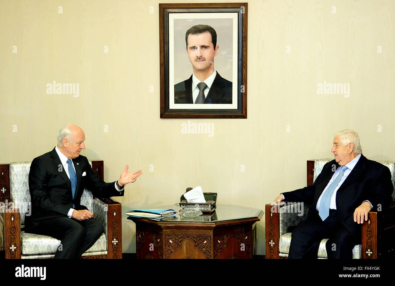 Damasco. 11 abr, 2016. Enviado de las Naciones Unidas a Siria a Staffan De Mistura(L) se reúne con el Ministro de Relaciones Exteriores de Siria, Walid al-Moallem en Damasco, capital de Siria el 11 de abril de 2016. El Ministro de Relaciones Exteriores de Siria, Walid al-Moallem renovó el lunes que su gobierno estaba dispuesto a asistir a la próxima ronda de conversaciones de paz de Ginebra sobre Siria, según la agencia estatal de noticias sana. Crédito: Ammar/Xinhua/Alamy Live News Foto de stock