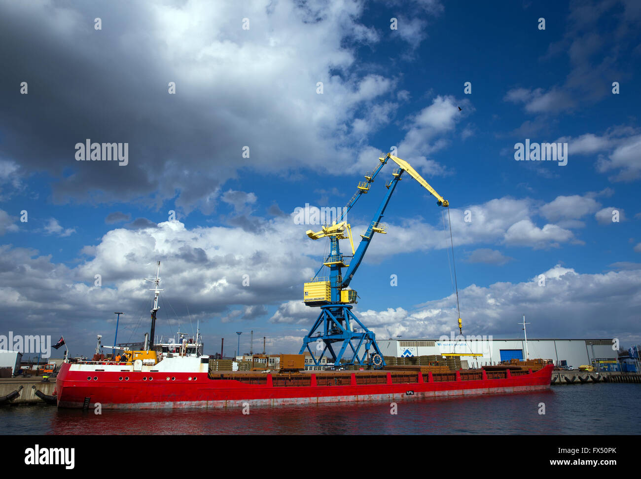 Wismar, Alemania. 07 abr, 2016. La coaster es descargada en el puerto marítimo de Wismar, Alemania, 07 de abril de 2016. El volumen de transbordo en los puertos del estado alemán de Mecklemburgo-Pomerania Occidental ha aumentado en 2015. Wismar encabezó la lista de puertos dentro del estado con una tasa de crecimiento del 10,2% en comparación con 2014. Fotografía: JENS BUETTNER/dpa/Alamy Live News Foto de stock
