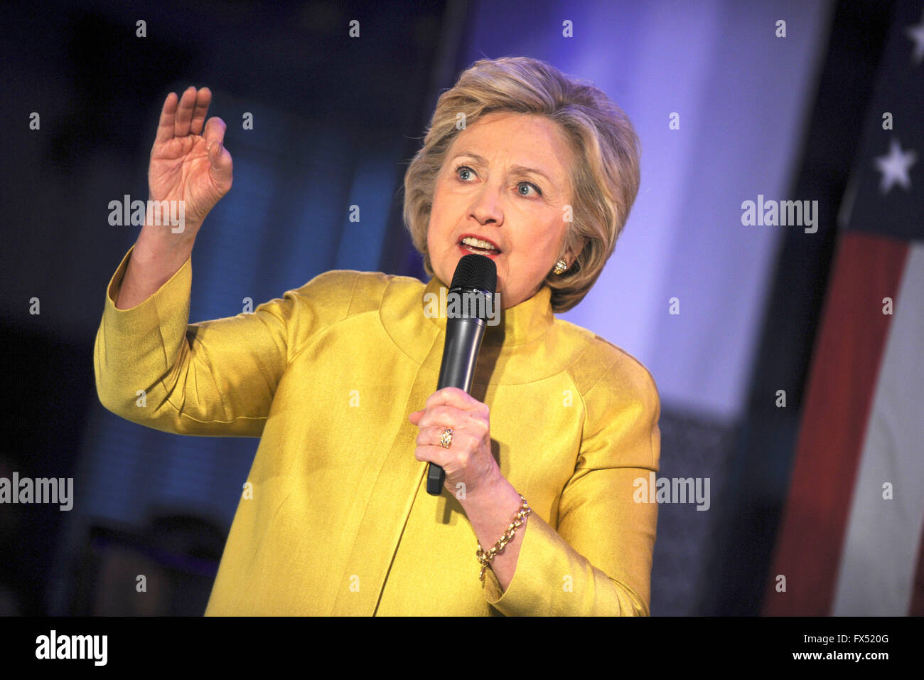 El ex Secretario de Estado de los Estados Unidos, Hillary Rodham Clinton, candidato a la nominación del partido demócrata para Presidente de los Estados Unidos, habla en el Café & comunidad en Brooklyn, Nueva York, el domingo, 10 de abril de 2016. Foto de stock