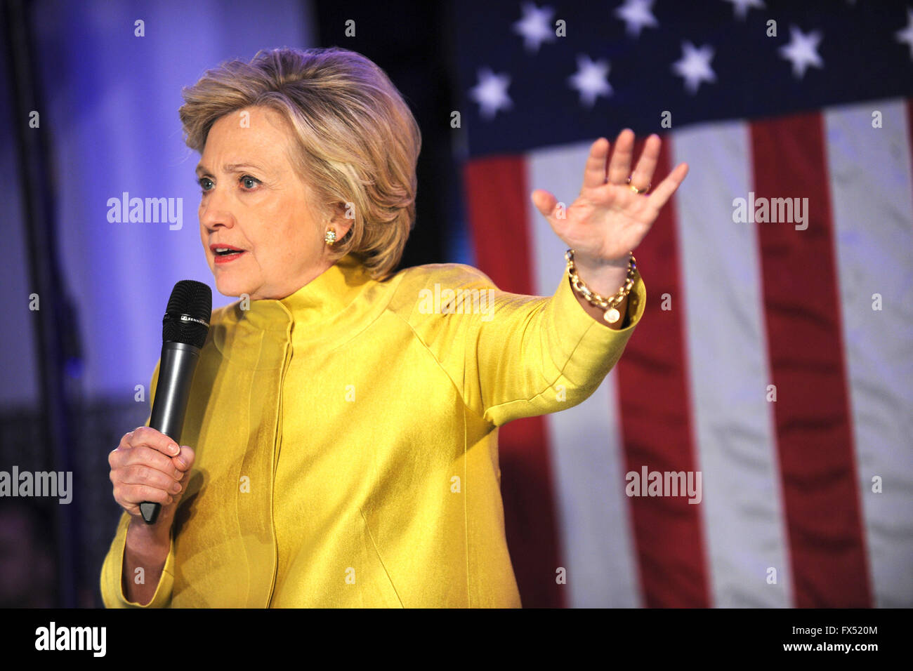 El ex Secretario de Estado de los Estados Unidos, Hillary Rodham Clinton, candidato a la nominación del partido demócrata para Presidente de los Estados Unidos, habla en el Café & comunidad en Brooklyn, Nueva York, el domingo, 10 de abril de 2016. Foto de stock