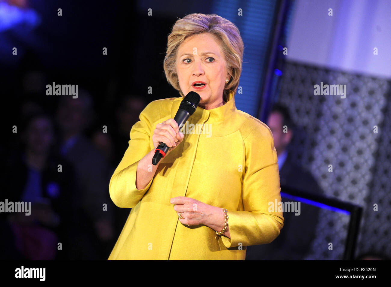 El ex Secretario de Estado de los Estados Unidos, Hillary Rodham Clinton, candidato a la nominación del partido demócrata para Presidente de los Estados Unidos, habla en el Café & comunidad en Brooklyn, Nueva York, el domingo, 10 de abril de 2016. Foto de stock