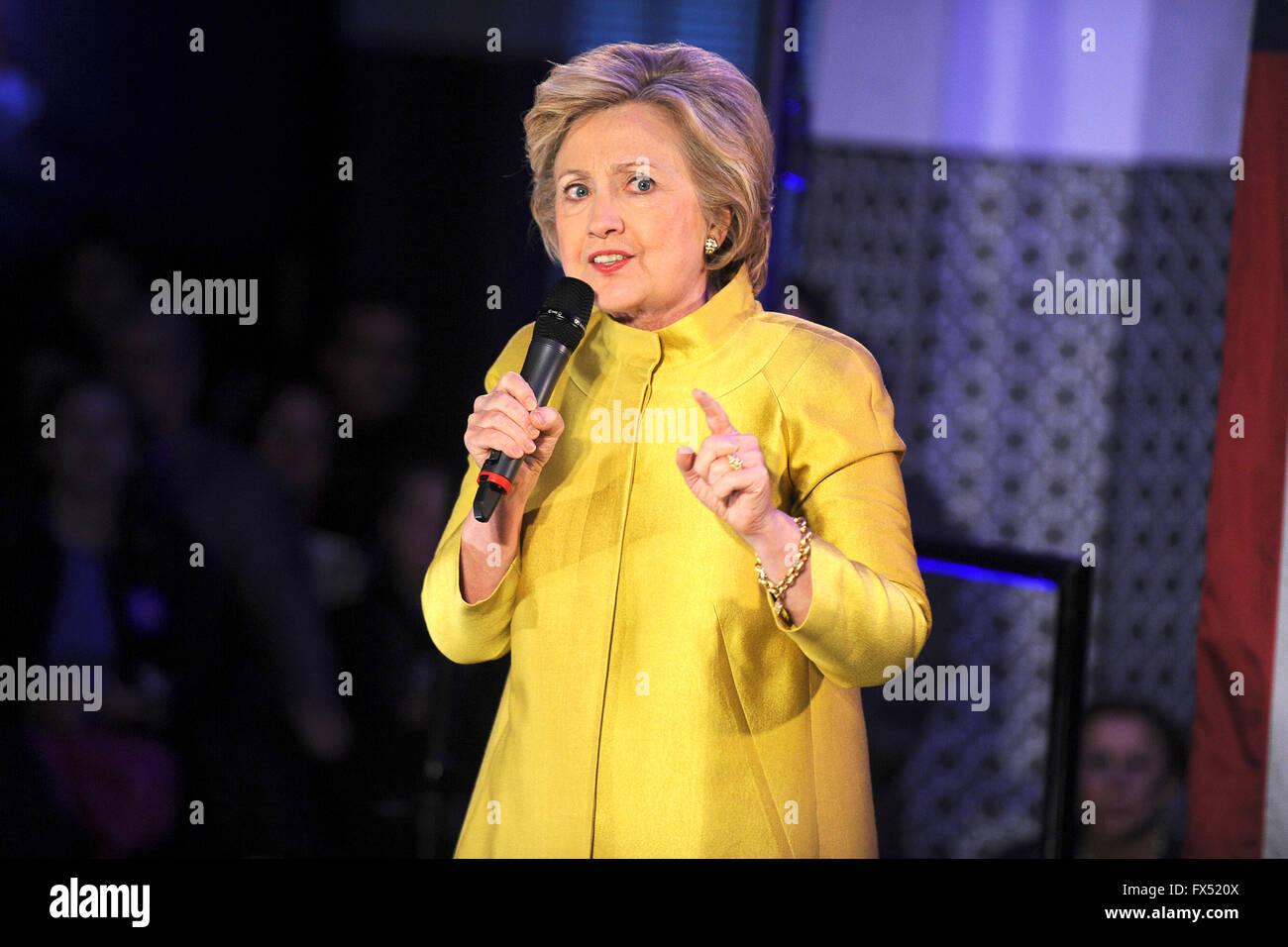 El ex Secretario de Estado de los Estados Unidos, Hillary Rodham Clinton, candidato a la nominación del partido demócrata para Presidente de los Estados Unidos, habla en el Café & comunidad en Brooklyn, Nueva York, el domingo, 10 de abril de 2016. Foto de stock