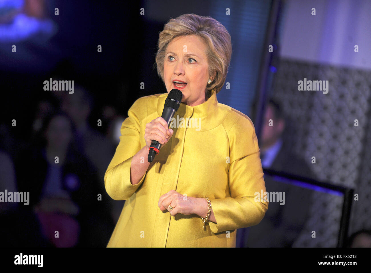 El ex Secretario de Estado de los Estados Unidos, Hillary Rodham Clinton, candidato a la nominación del partido demócrata para Presidente de los Estados Unidos, habla en el Café & comunidad en Brooklyn, Nueva York, el domingo, 10 de abril de 2016. Foto de stock