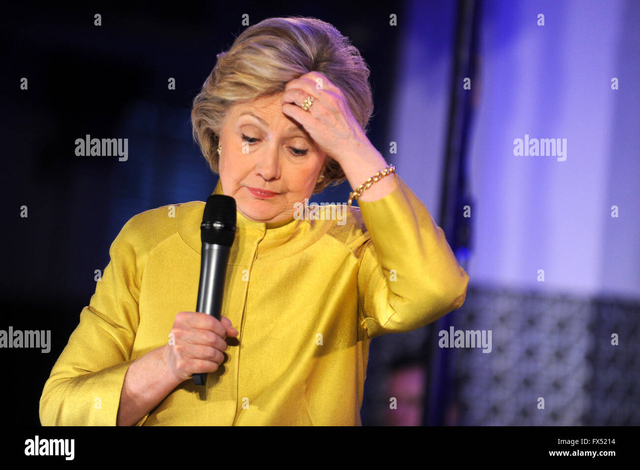 El ex Secretario de Estado de los Estados Unidos, Hillary Rodham Clinton, candidato a la nominación del partido demócrata para Presidente de los Estados Unidos, habla en el Café & comunidad en Brooklyn, Nueva York, el domingo, 10 de abril de 2016. Foto de stock